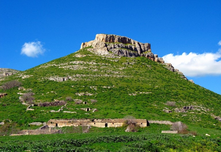 pinazzola: Passeggiata a cavallo alla scoperta delle cave di bauxite ​e del Castello del Garagnone