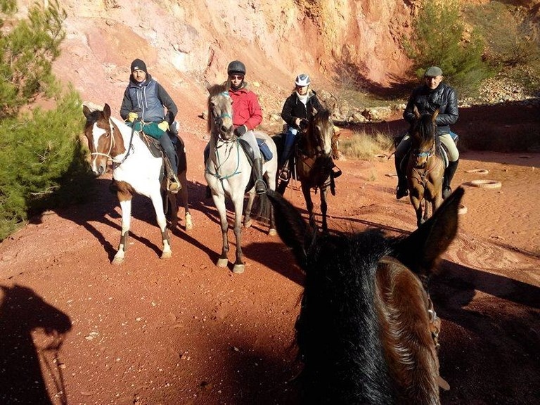 pinazzola: Passeggiata a cavallo alla scoperta delle cave di bauxite ​e del Castello del Garagnone