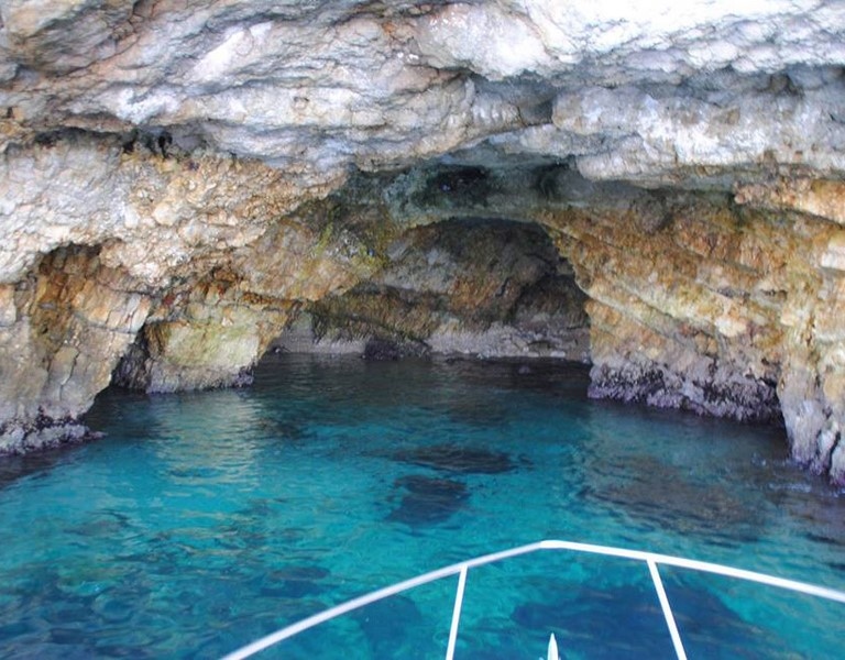 Monopoli: tour delle grotte di Polignano a Mare in gozzo