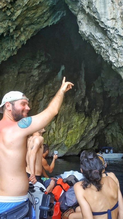 Marina di Andrano: escursione in gommone alle grotte di Castro