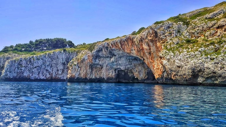 Marina di Andrano: escursione in gommone alle grotte di Castro e Santa Cesarea Terme