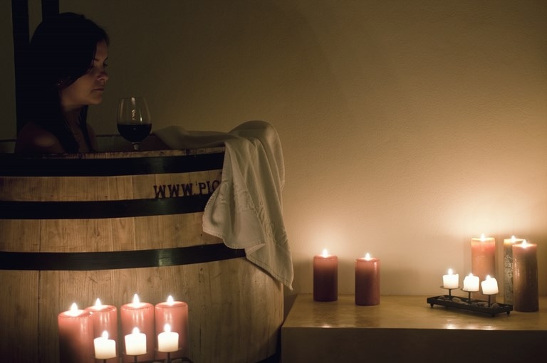 Montalbano: vinoterapia, percorso benessere di coppia