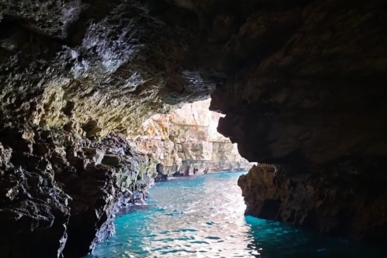 Polignano a Mare: grotta Palazzese e non solo, tour in barca alla scoperta dell'altissima costa rocciosa polignanese