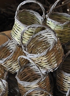 Ostuni: laboratorio di produzione dei cestini d'olivo